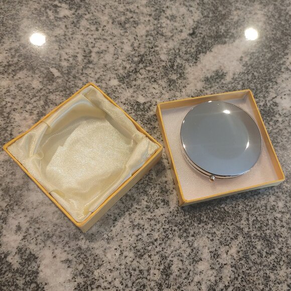 Vintage Gucci Compact Mirror with Box - Picture 10 of 16